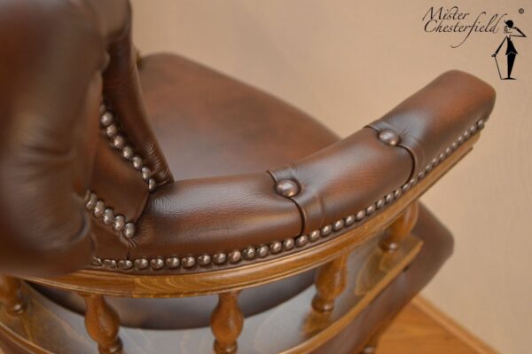 chesterfield_captains_chair_detail_1
