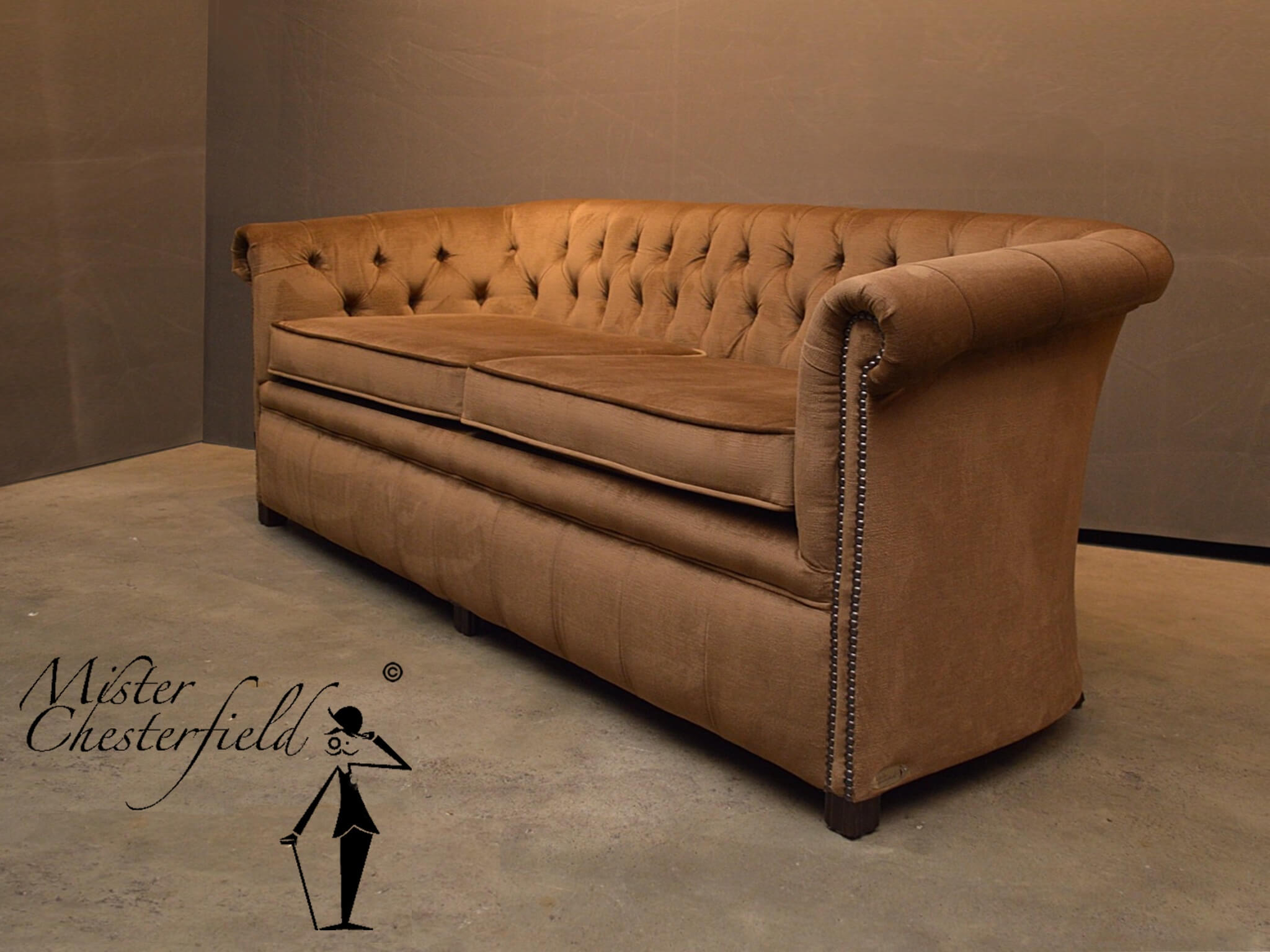 andrew-chesterfield-velours-beige-taupe