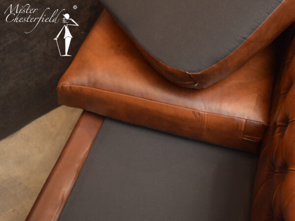 detail-1-ranke-chesterfield-2-places-antique-tan-chestnut-occasion-canape-chesterfields-petit