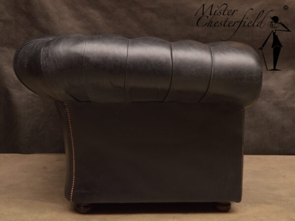chesterfield chair black bristol detail 2